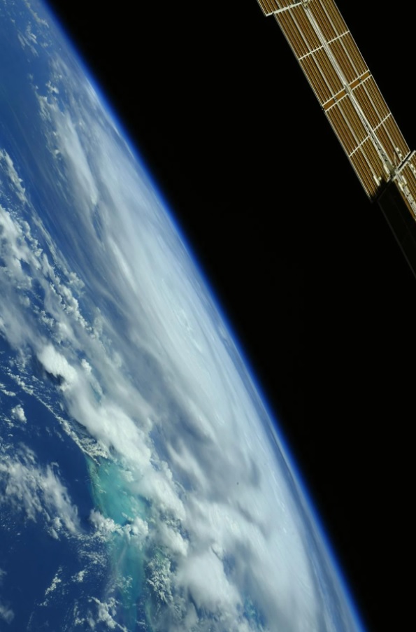 Астронавты на МКС показали, как выглядит с космоса мощный ураган ”Ида” (ФОТО) - фото 3