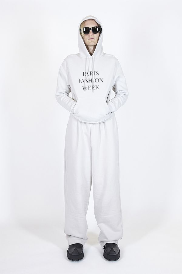 Тиждень моди в Парижі: відомий бренд випустив светр-маску і домашні тапочки на підборах - фото 2