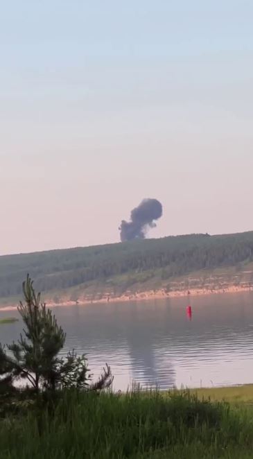 Кадры падения ракетоносца Ту-22М3: в России во время полета разбился самолет стратегической авиации - фото 2 Кадры падения ракетоносца Ту-22М3: в России во время полета разбился самолет стратегической авиации - фото 2