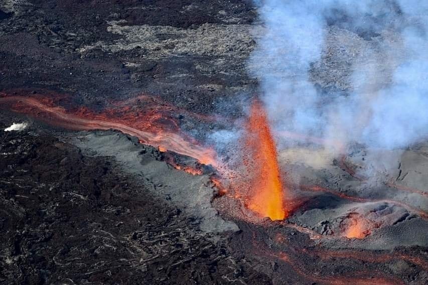 Во Франции началось извержение вулкана: из трещин бьют фонтаны лавы  (ФОТО)  - фото 2