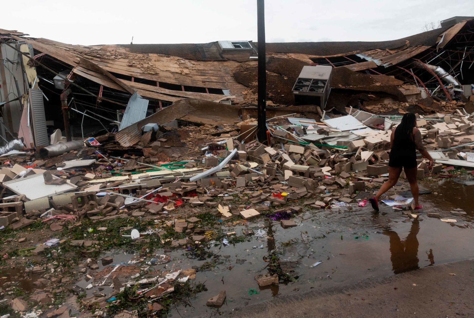 Опубликованы ужасающие фото последствий тропического шторма «Лаура» в США - фото 40