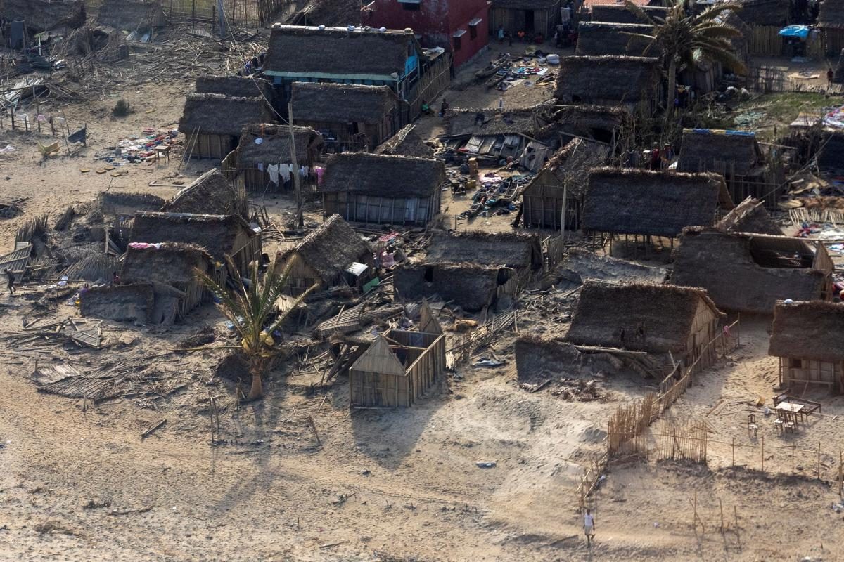 Циклон знищив цілі села: у Мережі з'явилися фото руйнувань на Мадагаскарі - фото 6