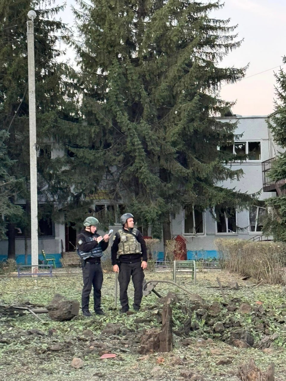 Авиабомбу сбросили оккупанты возле подземной школы в Харькове - фото 2