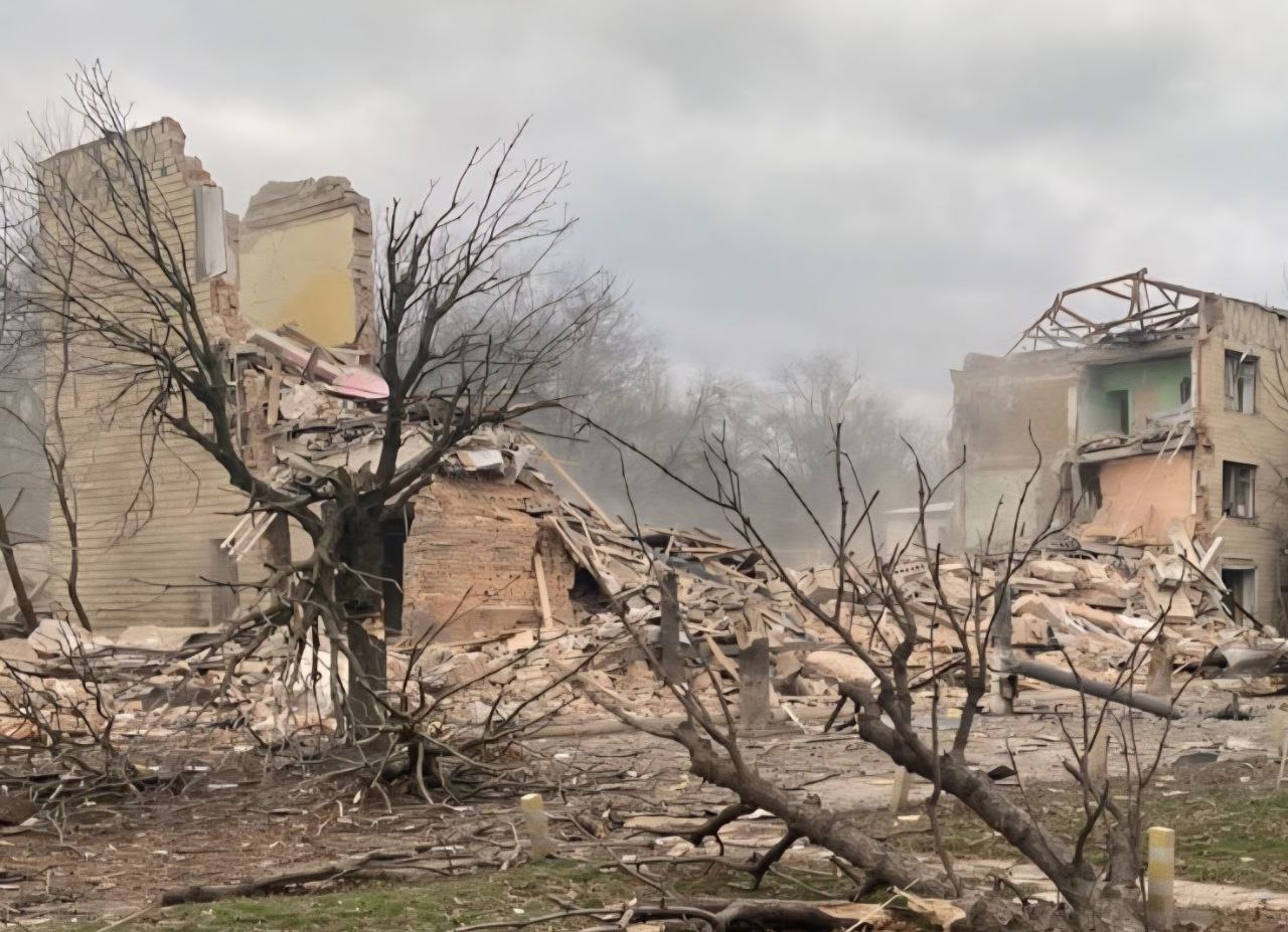 Масована атака по Дніпру зруйнувала інфраструктуру та пошкодила вагони: нічні «Шахеди» спричинили перебої руху поїздів - фото 2 Масована атака по Дніпру зруйнувала інфраструктуру та пошкодила вагони: нічні «Шахеди» спричинили перебої руху поїздів - фото 2