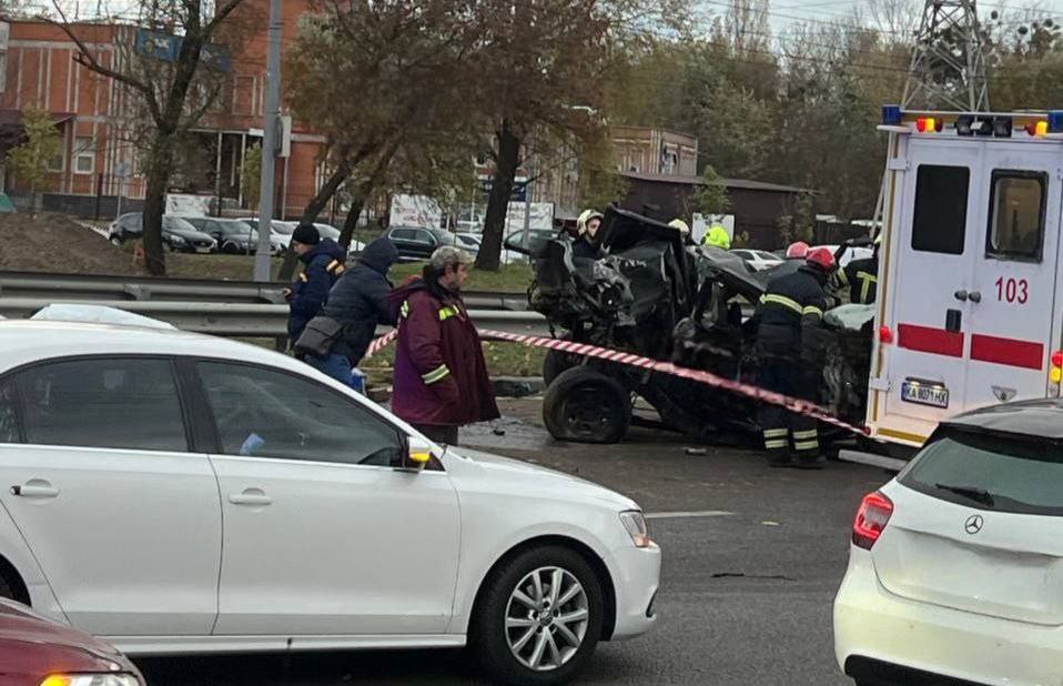 В Киеве автобус протаранил автомобили и врезался в пешеходов (ОБНОВЛЕНО) - фото 2