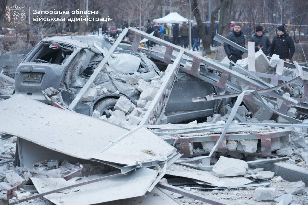 Окупанти вдарили балістикою по Запоріжжю: є загиблі та люди під завалами (ОНОВЛЕНО) - фото 2