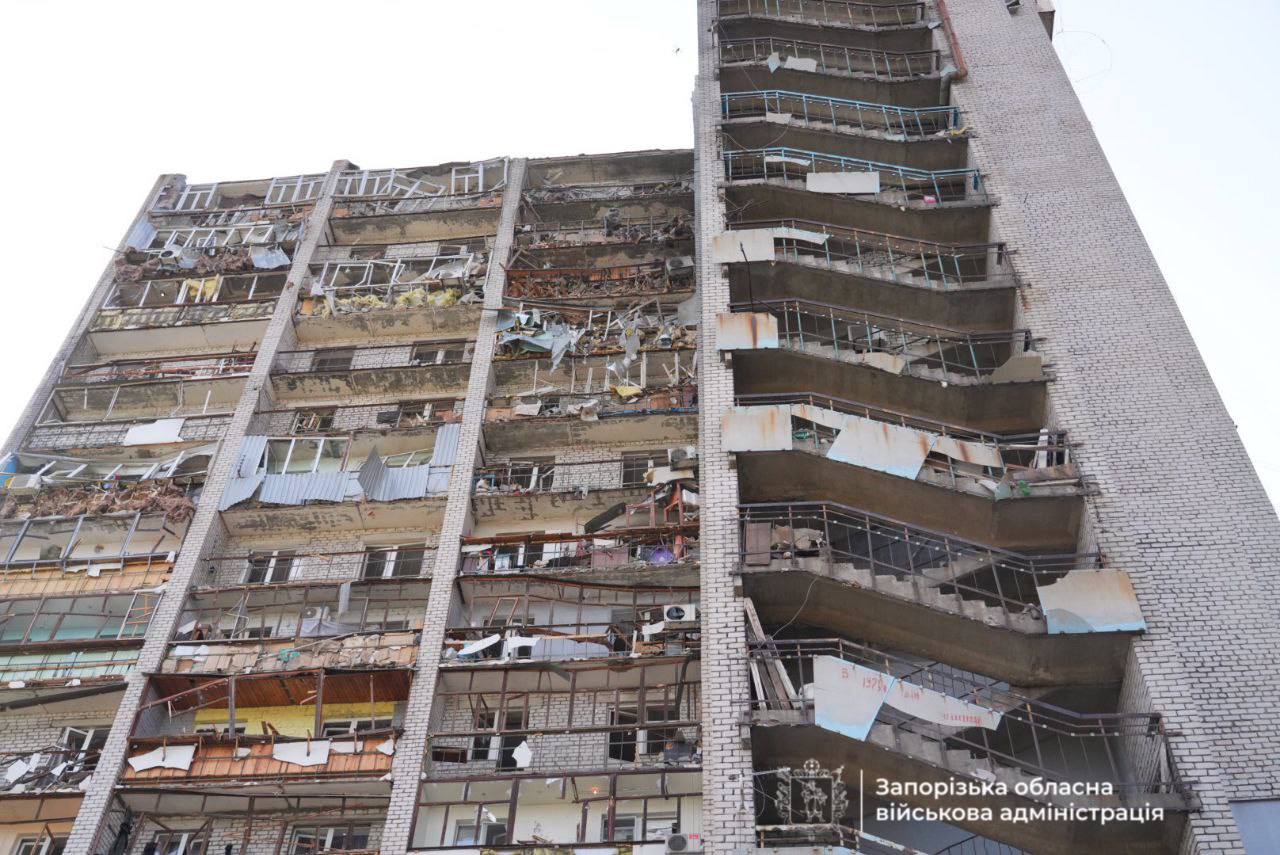 Обстріл Запоріжжя: ворог скинув КАБи на житлову забудову (ОНОВЛЕНО) - фото 4