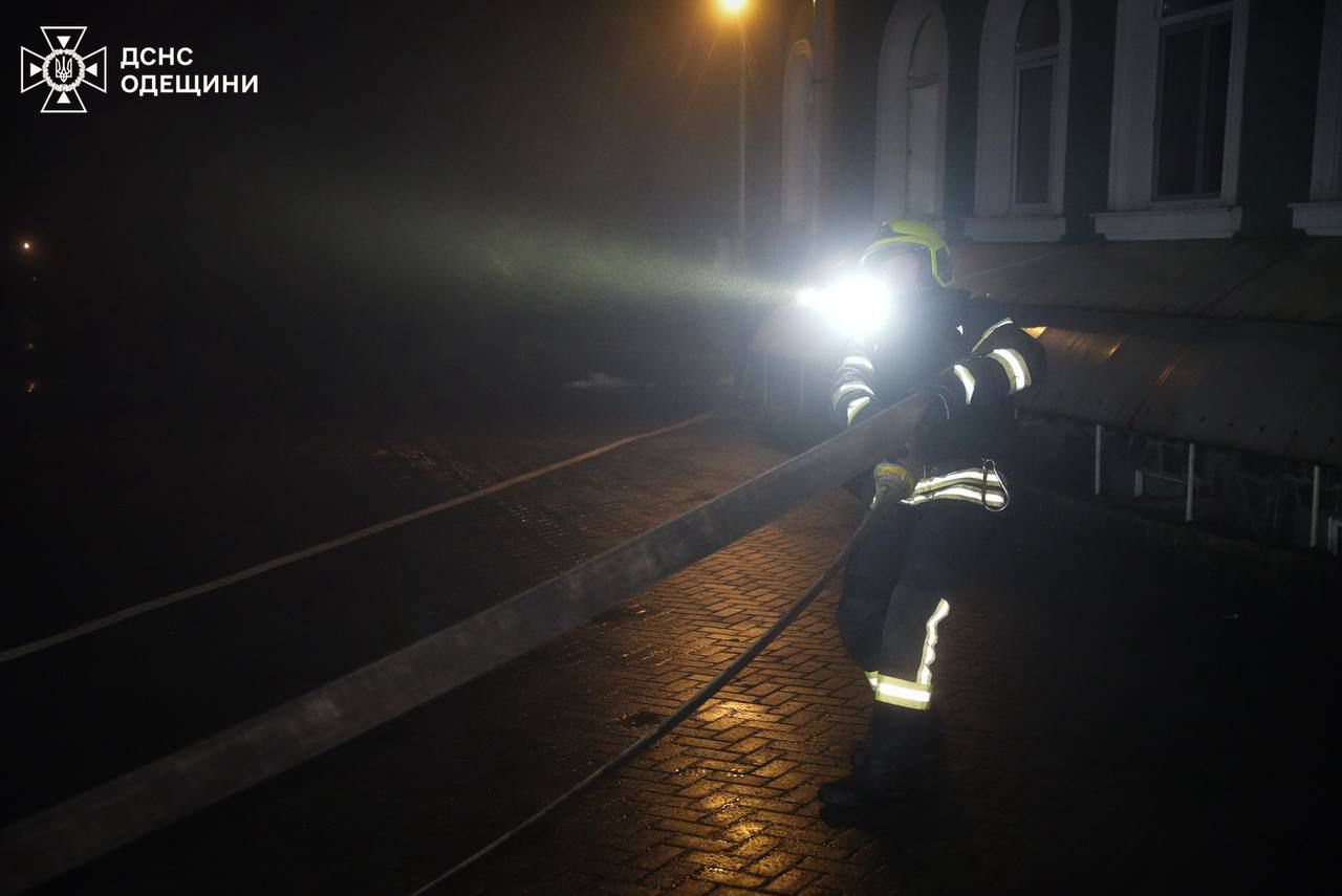Пожежа в монастирі та потрощені склади: наслідки атаки російських безпілотників на Одесу - фото 2