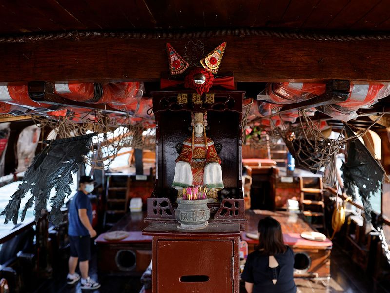 В Китаї переробили старий човен в туристичний об'єкт (фото) - фото 3
