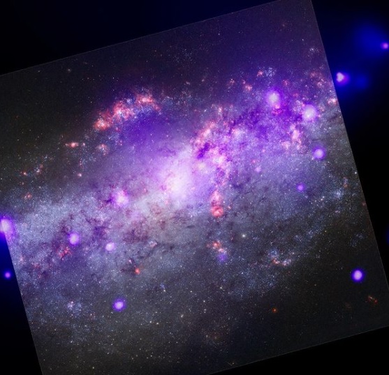 Гигантская ”гитара” и столкновение галактик: подборка завораживающих фотографий из космоса от NASA - фото 4