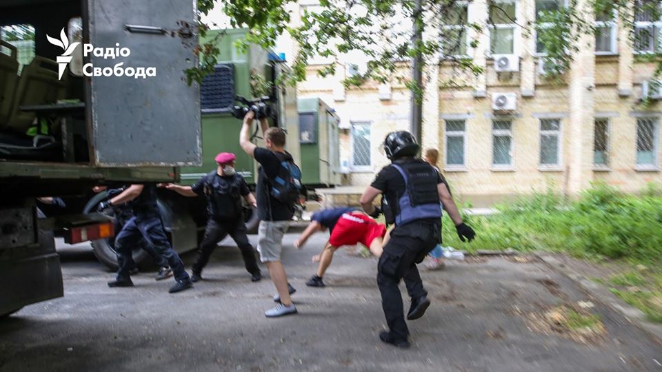 Дело Стерненко: копы избивают безоружных активистов под судом (ФОТО) - фото 3