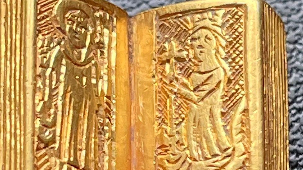 Лежала в земле 600 лет: британка нашла золотую мини-Библию (ФОТО) - фото 2