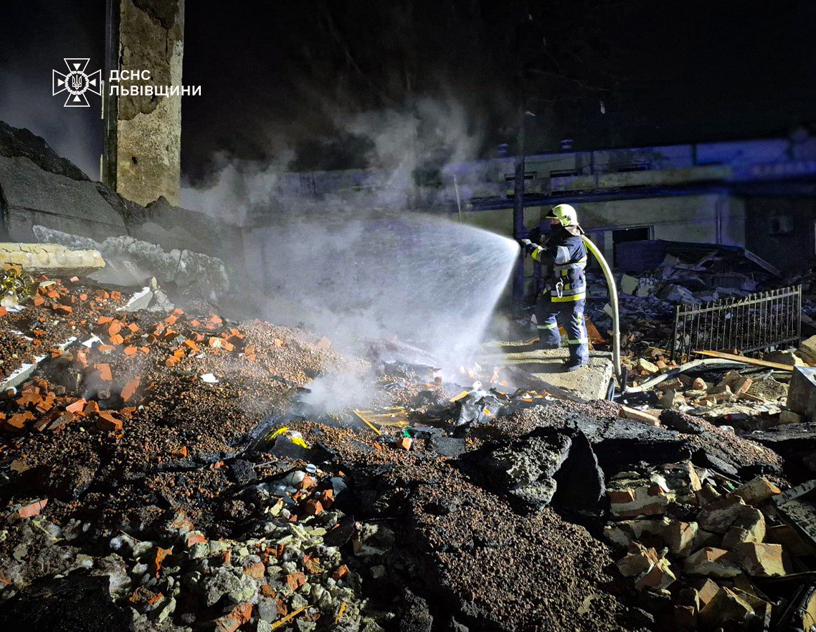Во Львовской области спасатели ликвидируют последствия мощного взрыва (ФОТО, ВИДЕО) - фото 2