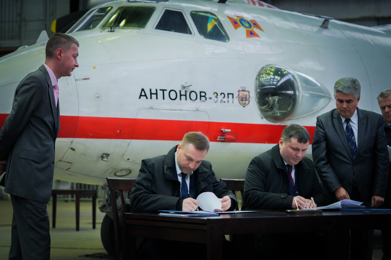 Украинские спасатели получат пожарный самолет Ан-32П: ”Антонов” подписал контракт с ГСЧС (ФОТО) - фото 2