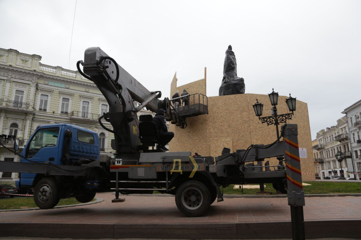 В Одессе начали демонтаж памятника Екатерине II (ФОТО, ВИДЕО) - фото 2