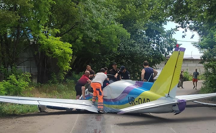 В Одесі літак впав на гіпермаркет, є жертви - фото 2