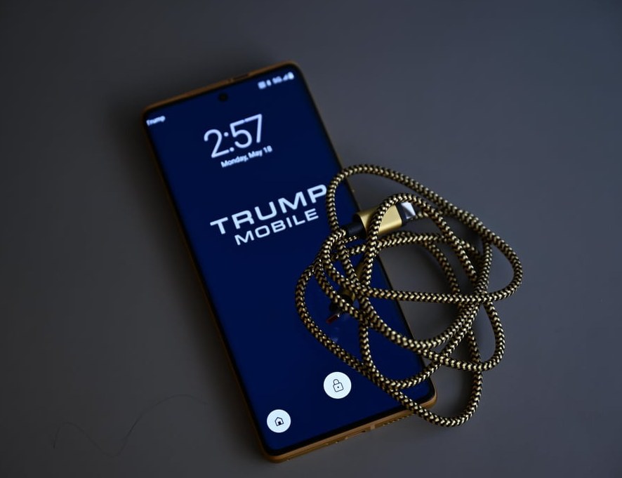 Трамп оконфузился со своим ”золотым” смартфоном (ФОТО) - фото 2 Трамп оконфузился со своим ”золотым” смартфоном (ФОТО) - фото 2