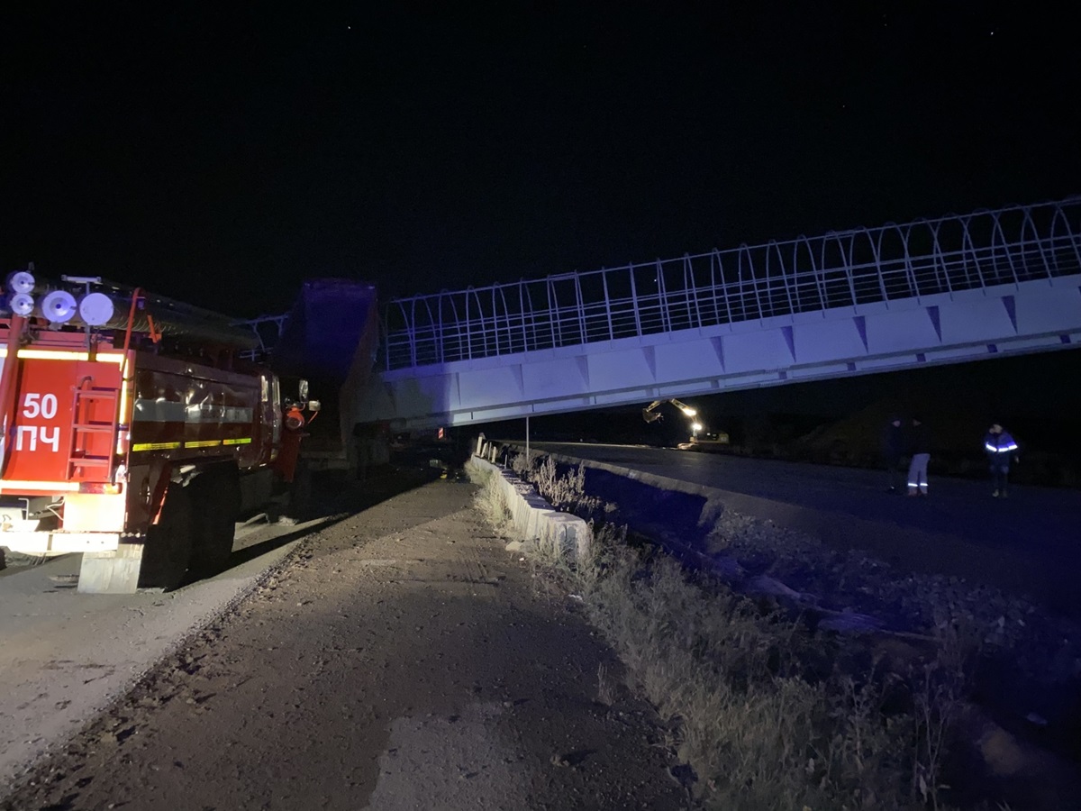 В России пешеходный мост рухнул на автомобили: есть погибшие (ФОТО)  - фото 2