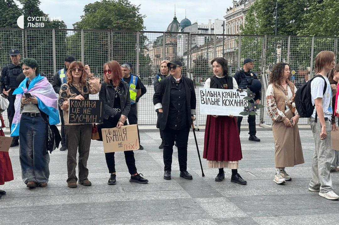Во Львове во второй раз прошла акция ”ЛьвовПрайд” в поддержку ЛГБТКИ+ (ФОТО) - фото 2 Во Львове во второй раз прошла акция ”ЛьвовПрайд” в поддержку ЛГБТКИ+ (ФОТО) - фото 2