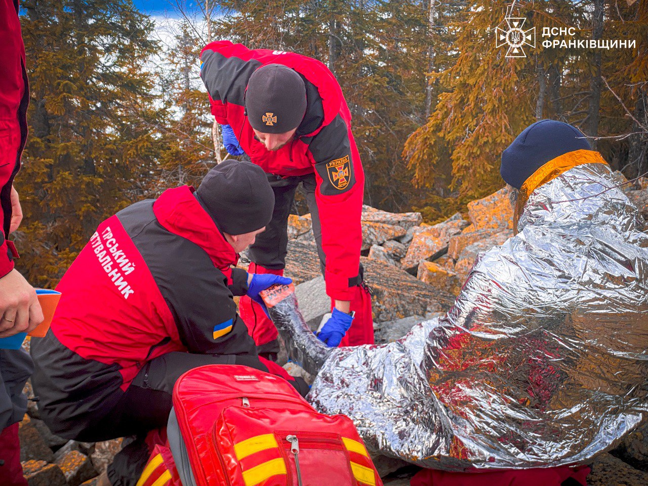 Чоловік пішов у гори на Івано-Франківщині: виносити його довелося на ношах - фото 3