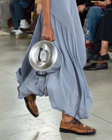 Смелый сюрреализм: Moschino представил аксессуары, имитирующие обычные бытовые вещи - фото 2 Смелый сюрреализм: Moschino представил аксессуары, имитирующие обычные бытовые вещи - фото 2