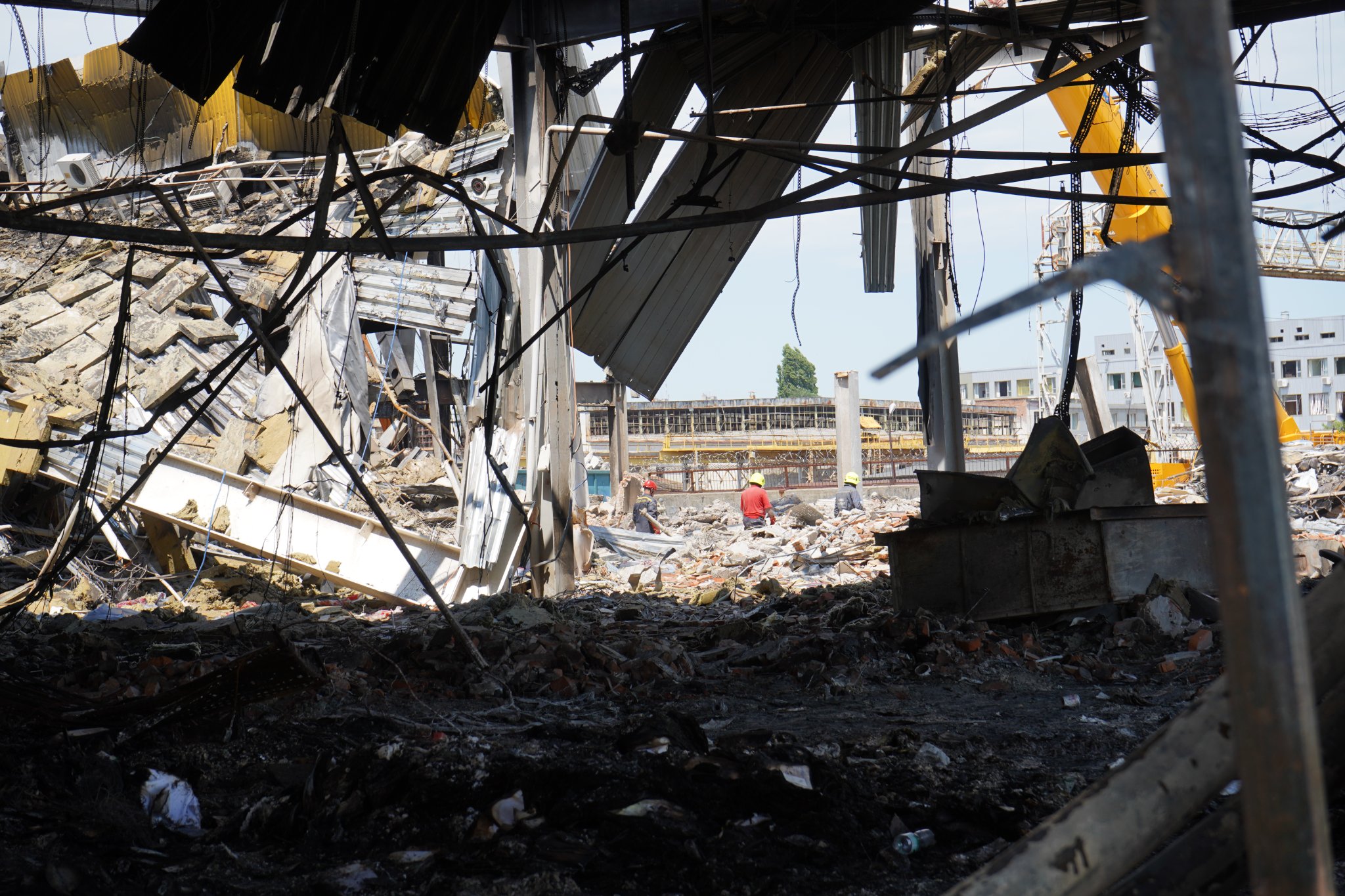 Возросло количество погибших в результате обстрела дома в Николаеве и ТРЦ в Кременчуге (Фото) - фото 4