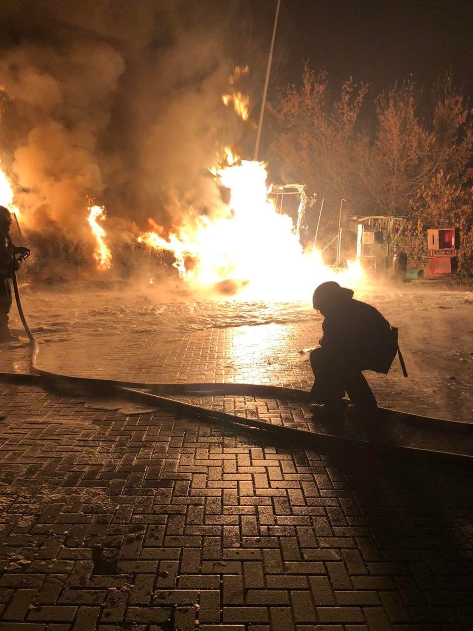 На дороге «Киев-Харьков-Довжанский» тушили масштабный пожар: почему произошел взрыв и что известно - фото 3