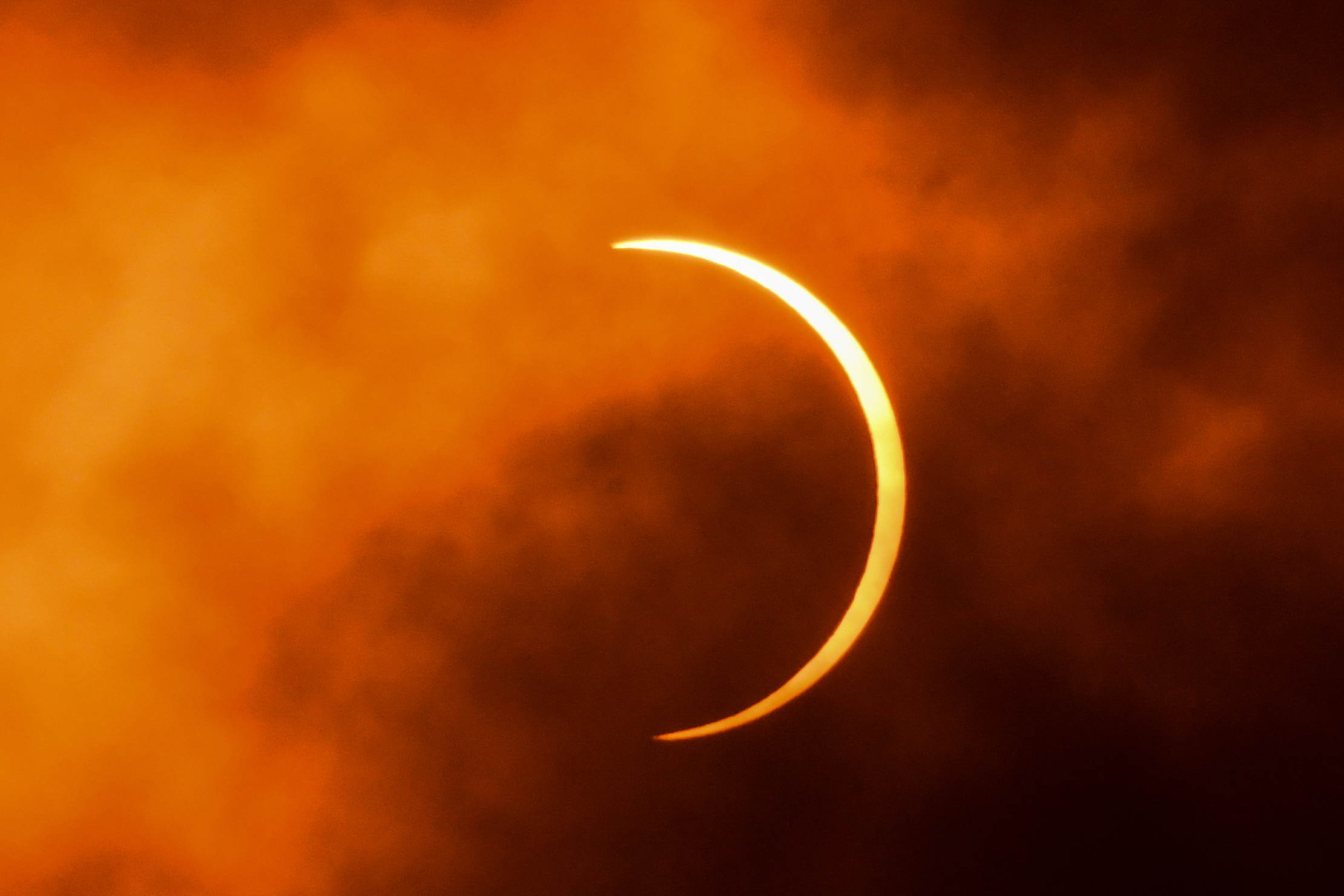 Огненное кольцо: опубликованы фото необычного солнечного затмения в самый длинный день года - фото 6