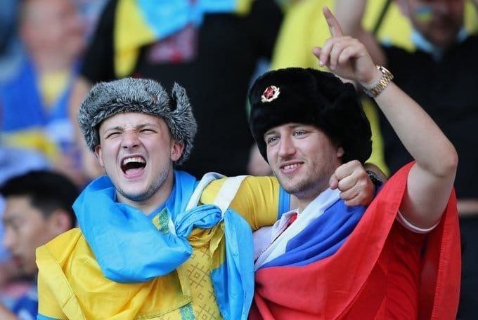 Російського фаната, який необачно зайшов із ”триколором” до української фан-зони, довелося силоміць ”українізувати” (фото, відео) - фото 2