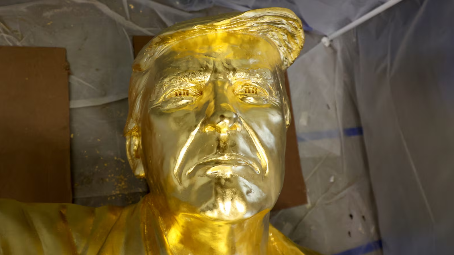 В Майами открыли золотую статую Дональда Трампа (ФОТО) - фото 2