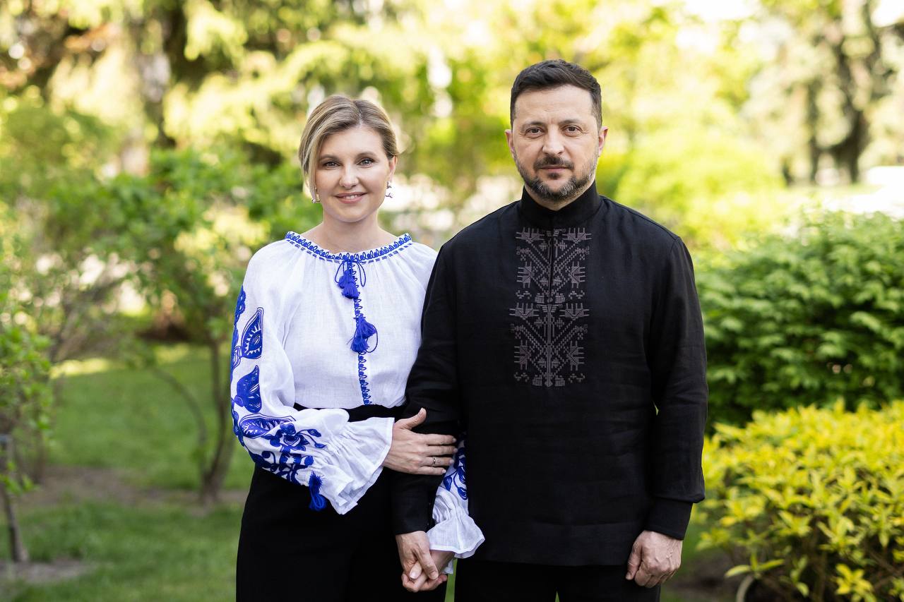 Елена Зеленская очаровала всех в вышиванке: сколько стоит и что значит (ФОТО) - фото 2 Елена Зеленская очаровала всех в вышиванке: сколько стоит и что значит (ФОТО) - фото 2
