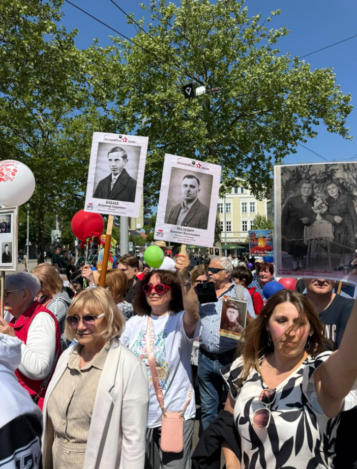 В Німеччині учасники ”Безсмертного полку” пройшлися з портретами Бандери і Малюка (ФОТО) - фото 2