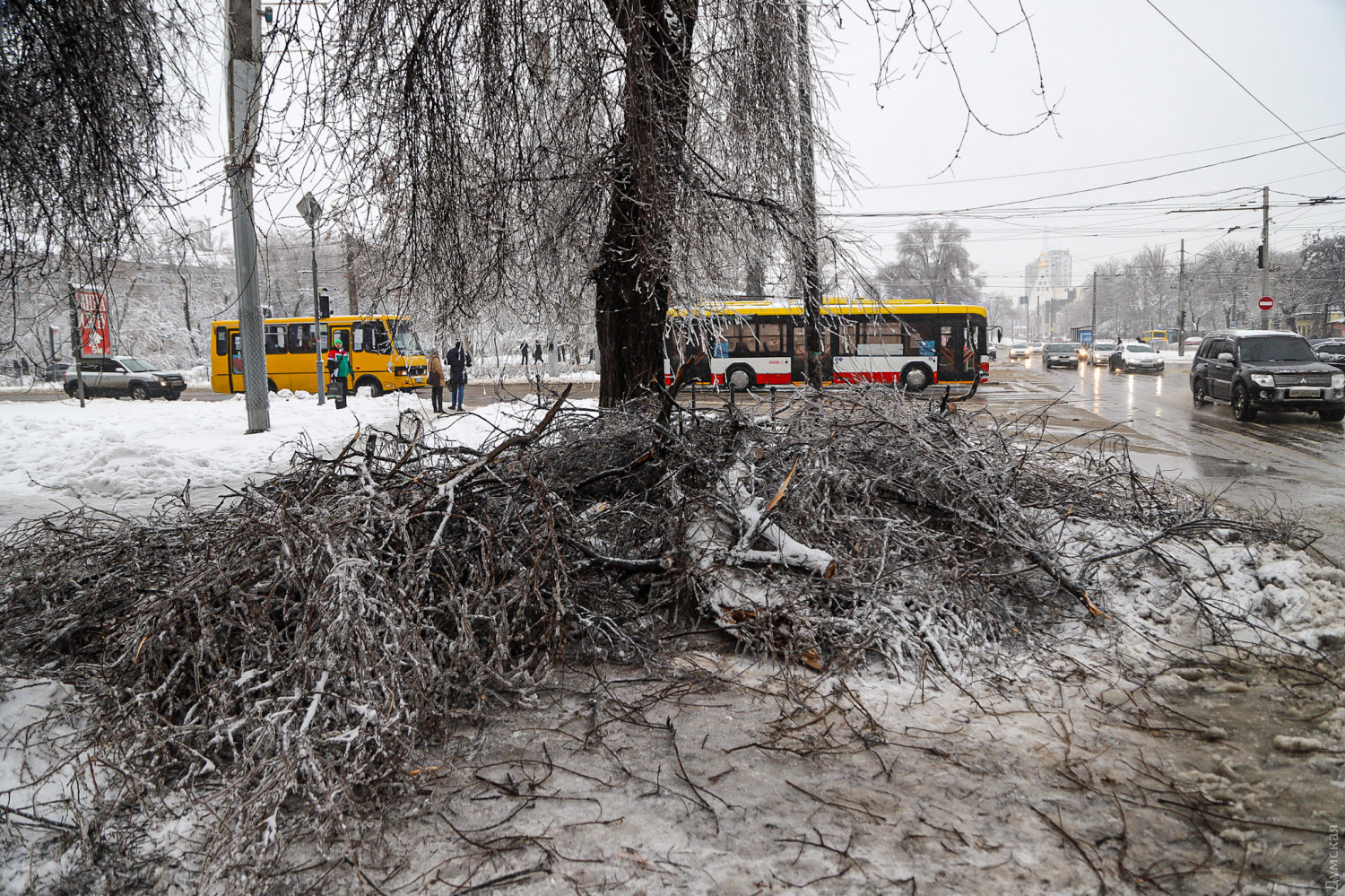 Цілодобові снігопади в Одесі: як місто справляється з негодою (ФОТО, ВІДЕО) - фото 11