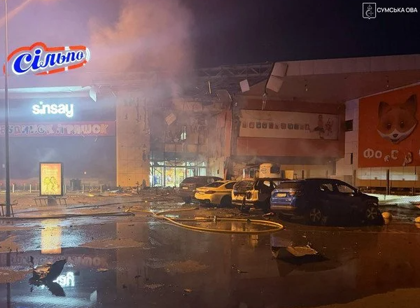 Вражеский дрон прицельно ударил по ТРЦ в Сумах: есть погибшие и много раненых (ФОТО) - фото 2