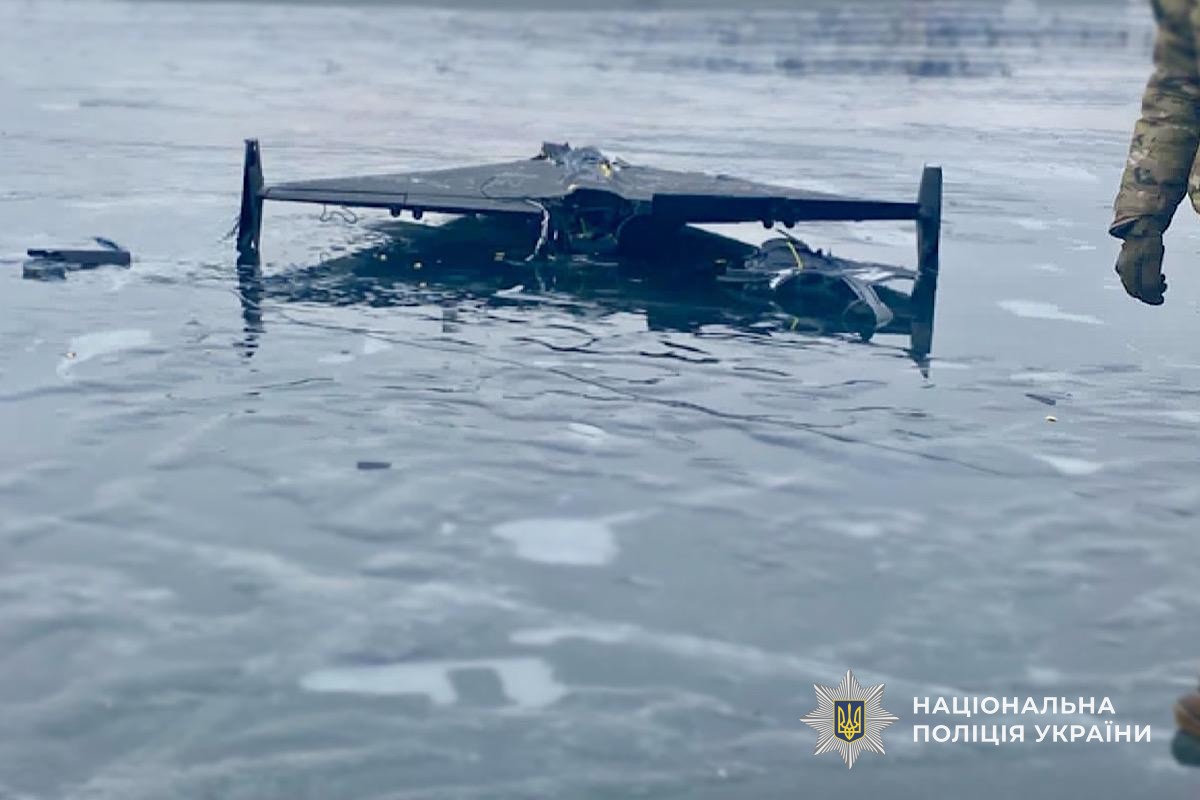 Небезпека на замерзлому Дніпрі: смертельну знахідку виявили на кризі - фото 2