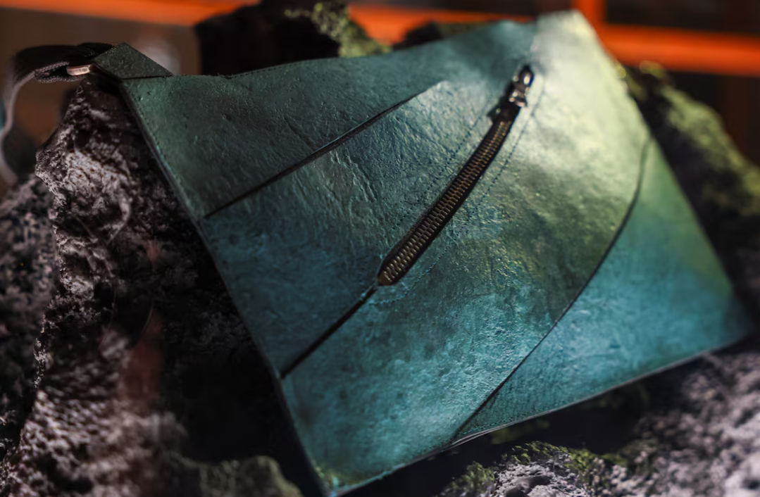 Ученые создали первую в истории сумку из ”кожи” тираннозавра: как выглядит (ФОТО) - фото 2 Ученые создали первую в истории сумку из ”кожи” тираннозавра: как выглядит (ФОТО) - фото 2