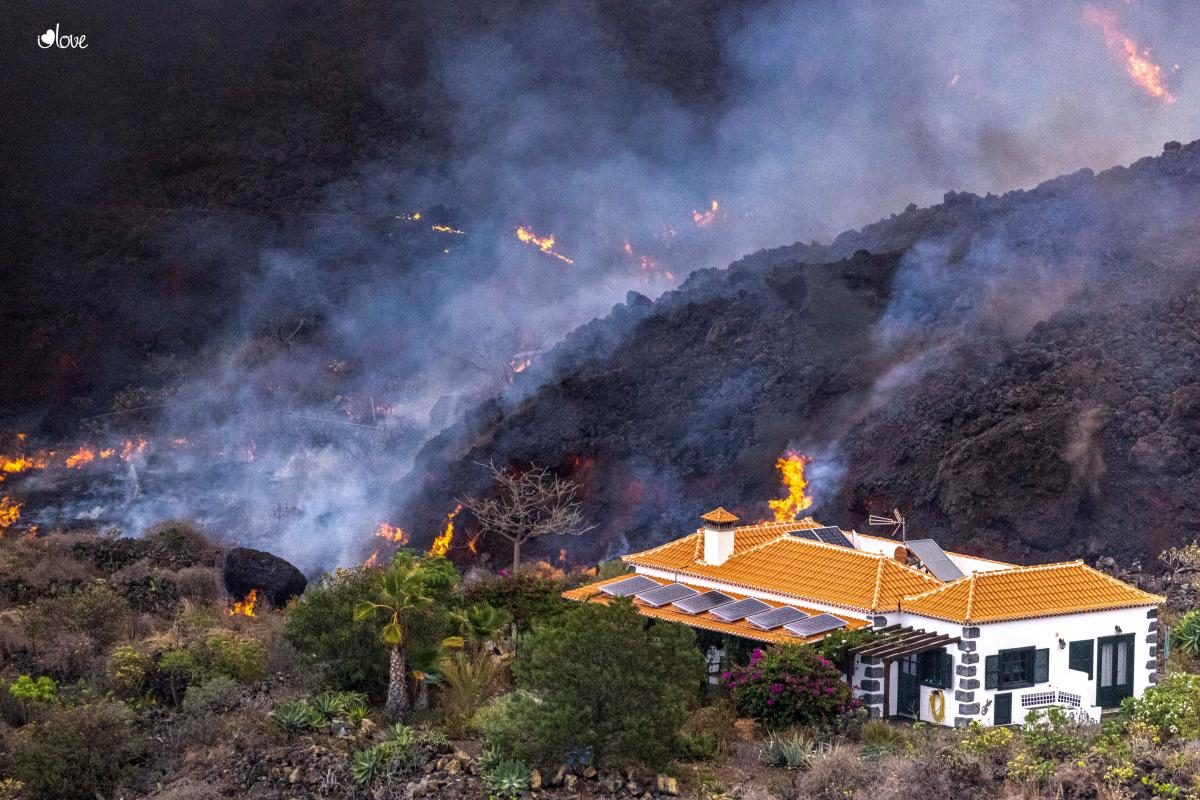 Раскалённая лава из вулкана на Канарах продолжает ”пожирать” дома местных жителей (ФОТО) - фото 2