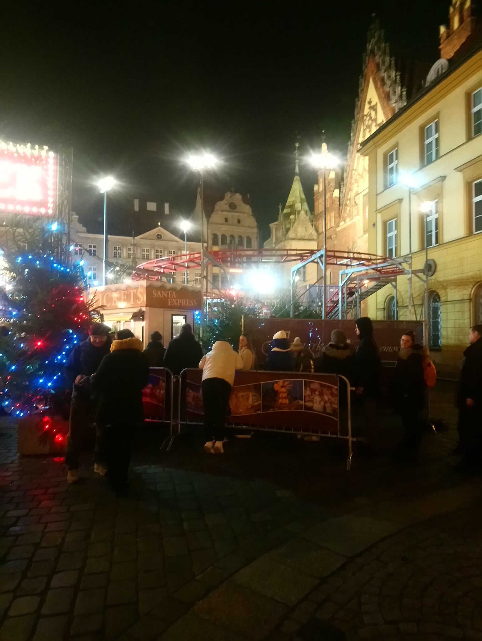 Вечерний Вроцлав: на Рыночной площади отовсюду звучат украинские песни - фото 5