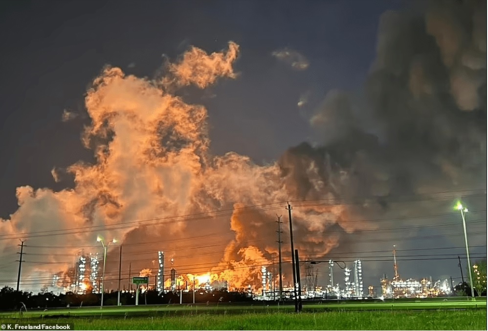 В США на нефтезаводе Exxon Mobil произошел мощный взрыв и пожар: есть пострадавшие - фото 2