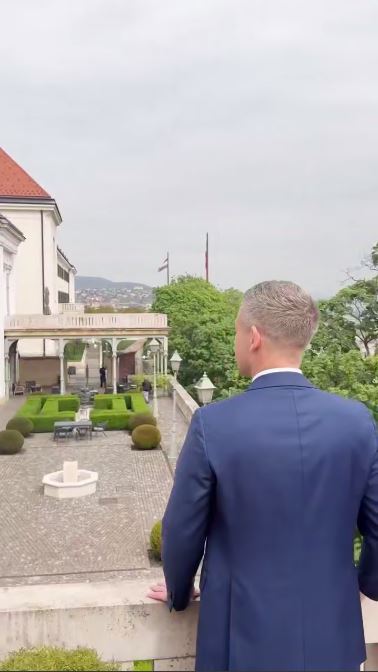 Петер Мадяр высмеял Виктора Орбана, увидев его на балконе во время визита к президенту - фото 2 Петер Мадяр высмеял Виктора Орбана, увидев его на балконе во время визита к президенту - фото 2