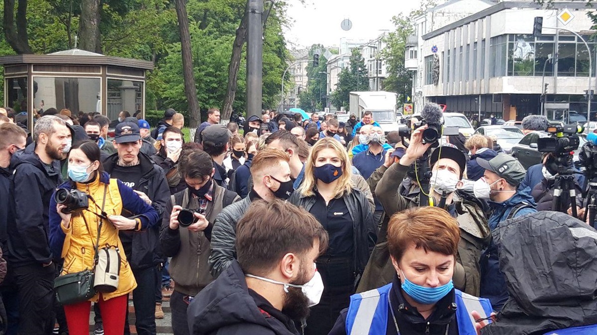 Протестувальники під будівлею Верховної Ради вимагають відставки Авакова - фото 4