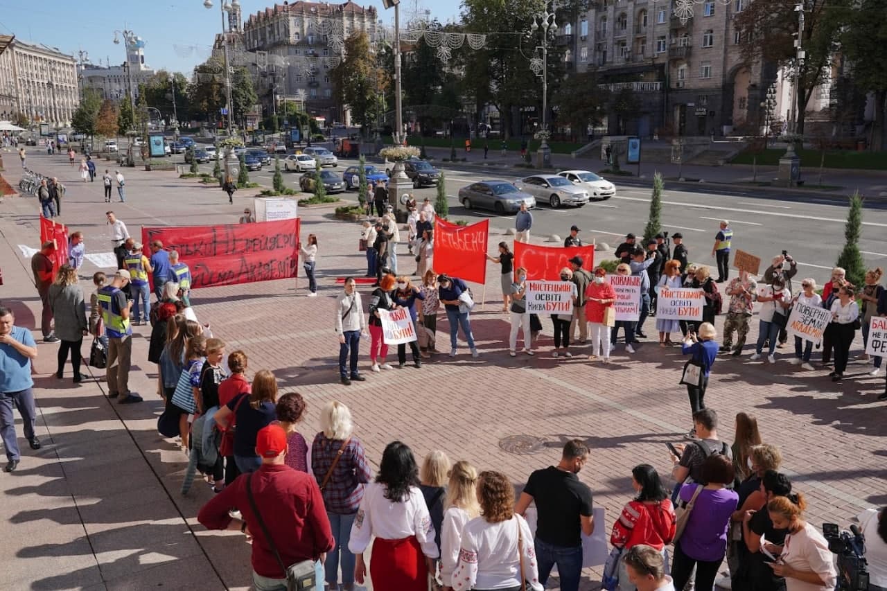”Геть Бенч!”: під КМДА протестують заради звільнення ректора Київської академії мистецтв - фото 2