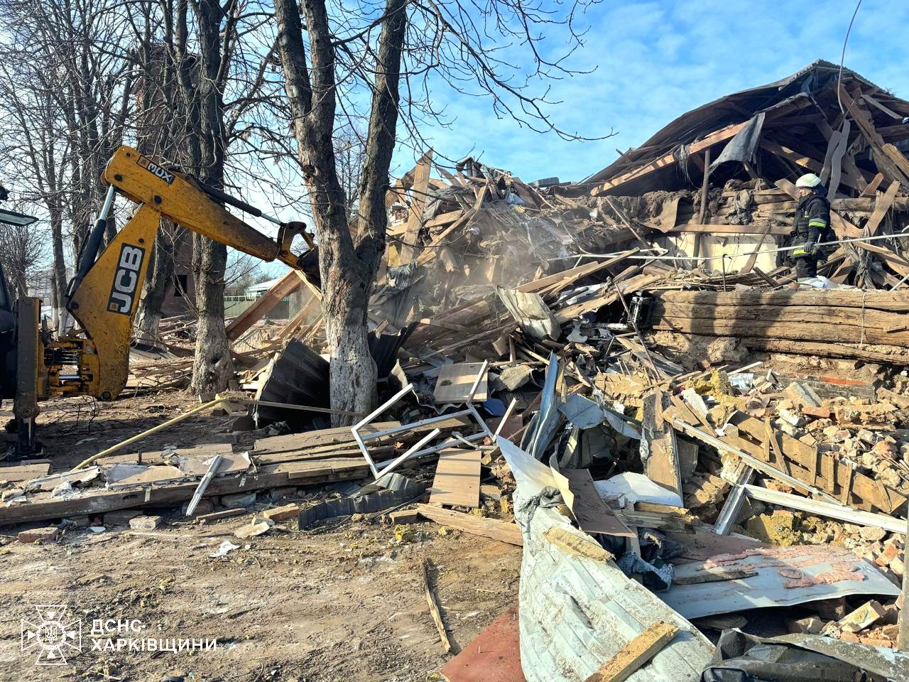 Окупанти скинули авіабомбу на центр міста в Харківській області - фото 2