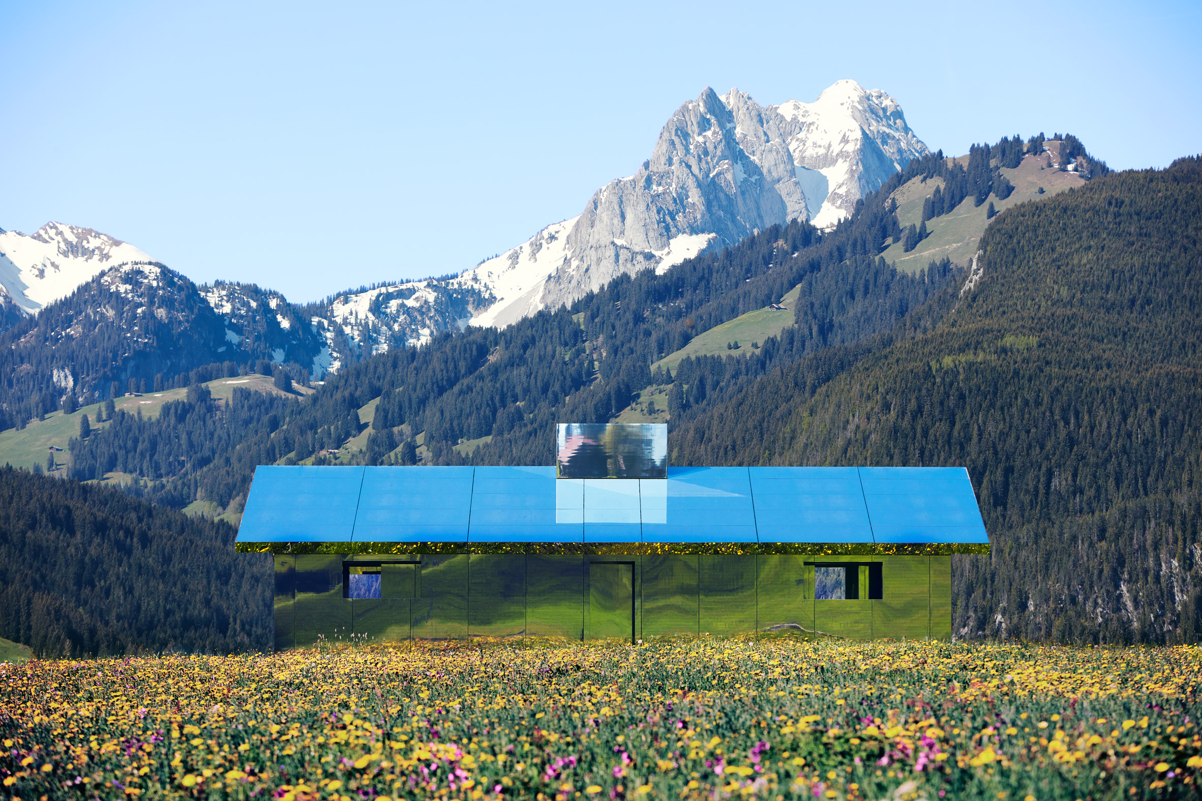 Неймовірно: в Альпах побудували будинок, який відображає зміну пір року (відео) - фото 2