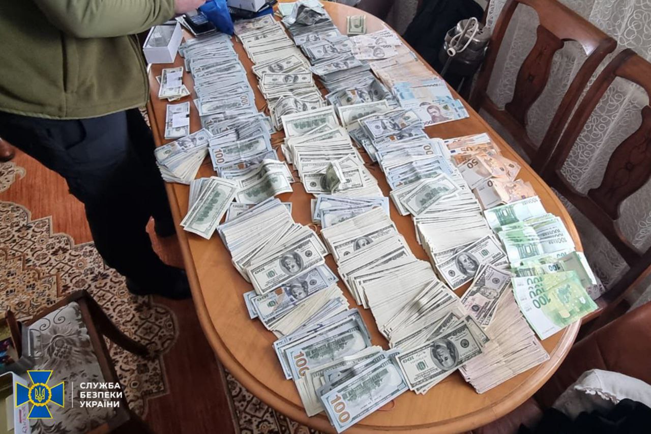 У очільниці районної ВЛК на Дніпропетровщині знайшли понад 300 тисяч доларів США - фото 2