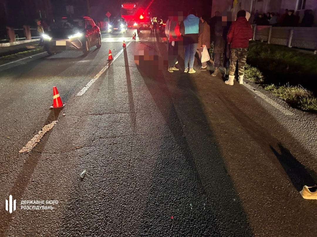 Жахливе ДТП на Івано-Франківщині: суддя на Lexus збила двох людей на переході (ФОТО) - фото 2