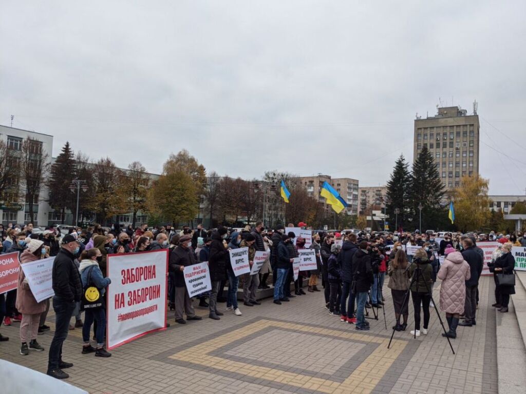 Протести і перекриті дороги: як в Україні зустріли карантин вихідного дня (ВІДЕО, ФОТО) - фото 2