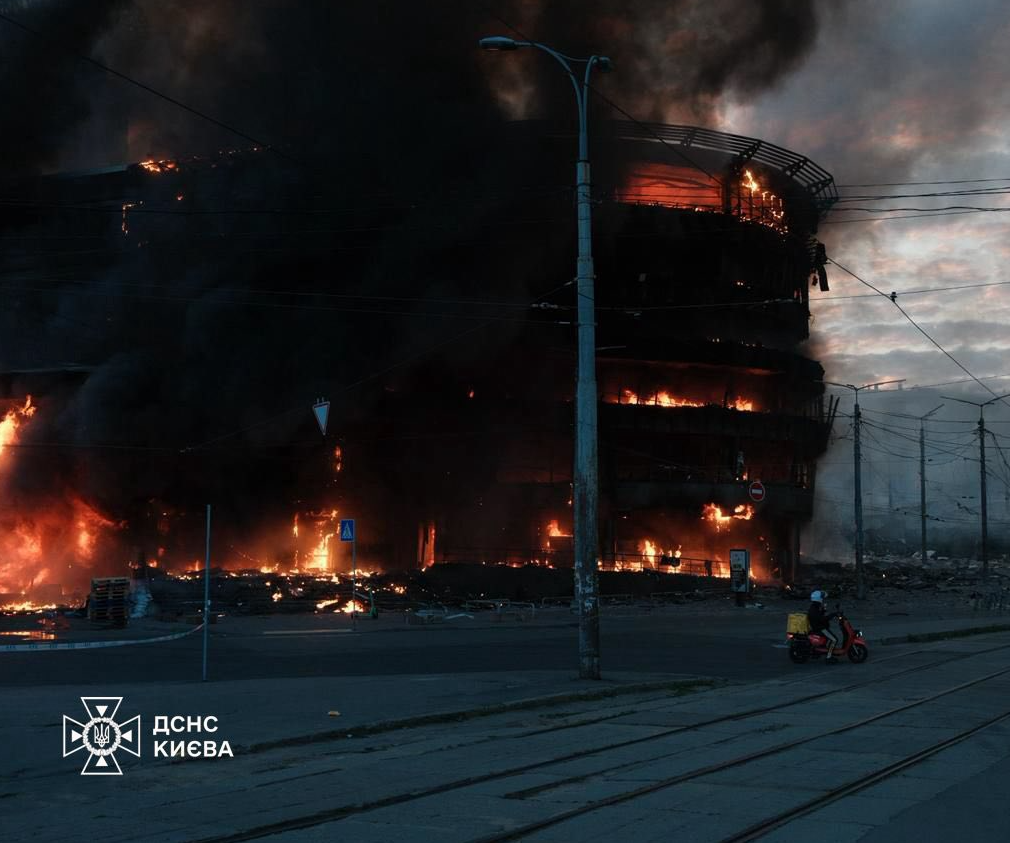 В Киеве после атаки РФ сгорел ТРЦ и Лукьяновский рынок: детали (ФОТО) - фото 2 В Киеве после атаки РФ сгорел ТРЦ и Лукьяновский рынок: детали (ФОТО) - фото 2
