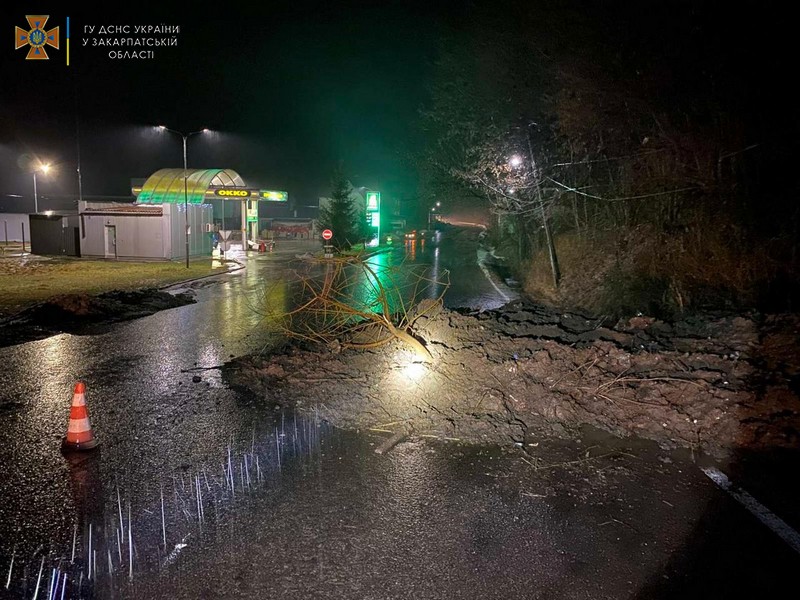 На Закарпатті вночі зійшли селеві потоки: кілька населених пунктів затоплені, пошкоджено дві дороги (ФОТО) - фото 2