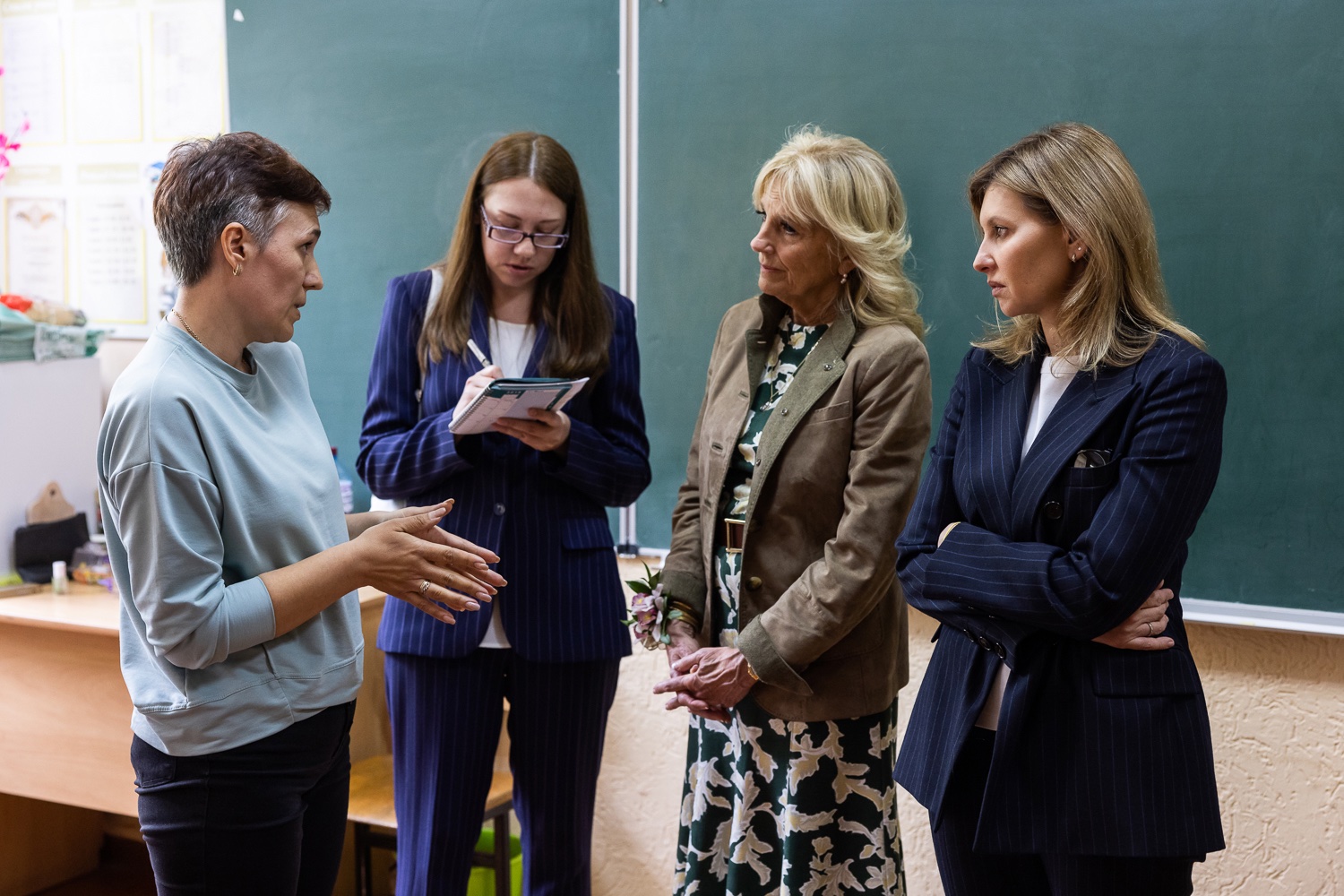 Візит першої леді США: Джилл Байден зустрілася з переселенцями в Ужгороді (ФОТО) - фото 2